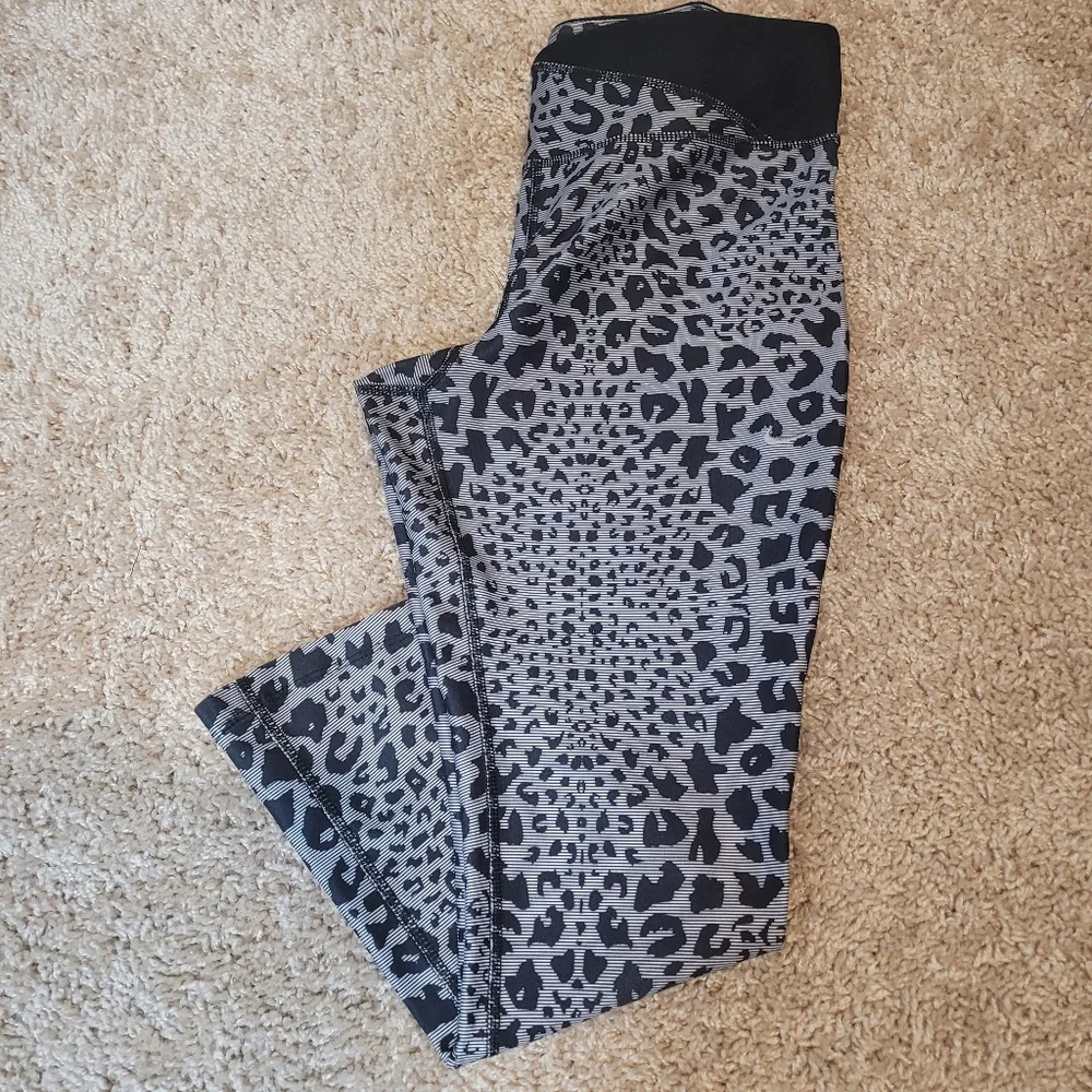 Nike Running legging crop pant workout grey black animal print womens small - Picture 3 of 10